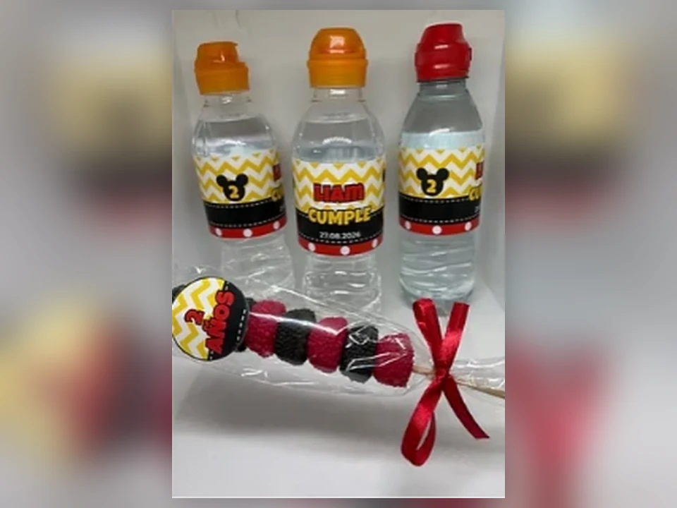 Botellines de agua con etiquetas personalizadas para cumpleaños infantil