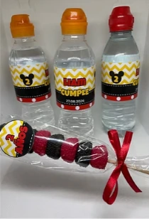 Botellas de agua con etiquetas de cumpleaños personalizadas
