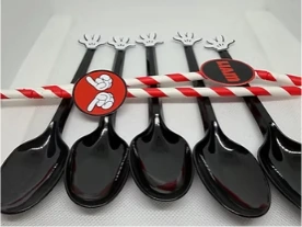 Cucharas decoradas para una fiesta infantil temática