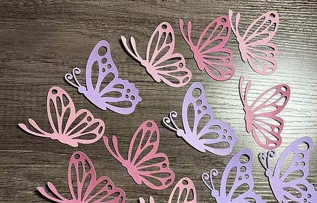 Mariposas de cartulina en tonos rosa y lila para decorar celebraciones